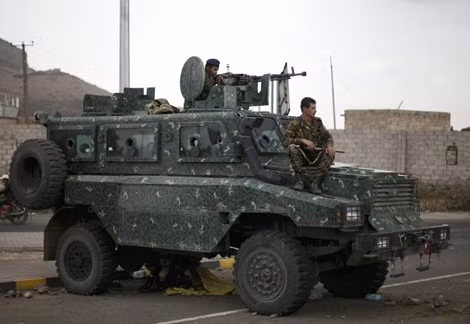 Xe bọc thép của quân đội Yemen trước Đại sứ quán Anh ở thủ đô Sanaa.