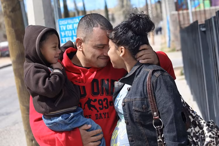 Tuy đã lấy vợ và sống ở Mỹ đến 17 năm, anh Javier Guerrero (Mexico) vẫn bị trục xuất về nước khi bị giới chức hữu quan Mỹ phát hiện nhập cư bất hợp pháp. Trong ảnh, Javier Guerrero gặp lại vợ là công dân Mỹ trên đất Mexico.