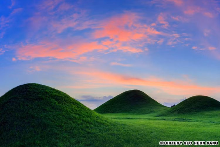 Thoạt trông như những quả đồi, nhưng đó chính là các ngôi mộ cổ có từ Thế kỷ thứ 5 và Thế kỷ thứ 6. Gobungun, Changyeong, có khoảng 180 ngôi mộ tương tự.