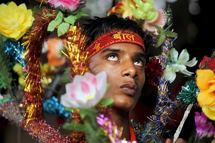 Một tín đồ đạo Hindu cầu nguyện tại Allahabad, Ấn Độ