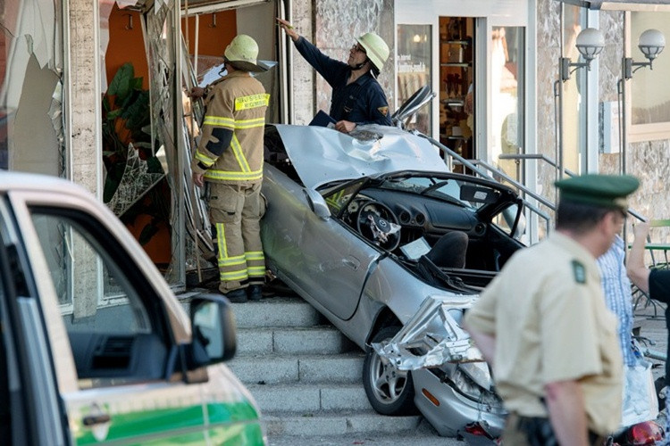 Một xe thể thao làm bị thương nhiều khách bộ hành khi chạy trốn cảnh sát ở Regensburg, CHLB Đức.