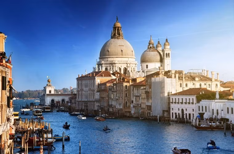 Những dòng sông Italy không dài như ở các phần còn lại của Châu Âu, nhưng du khách có thể ngồi trên cano đi từ di sản thế giới này sang di sản khác.