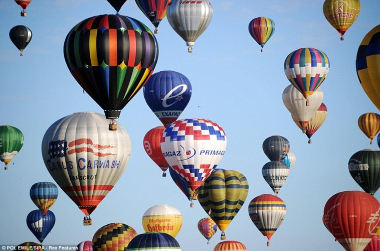 Có tới 408 khinh khí cầu đu màu sắc tham gia lễ hội này.