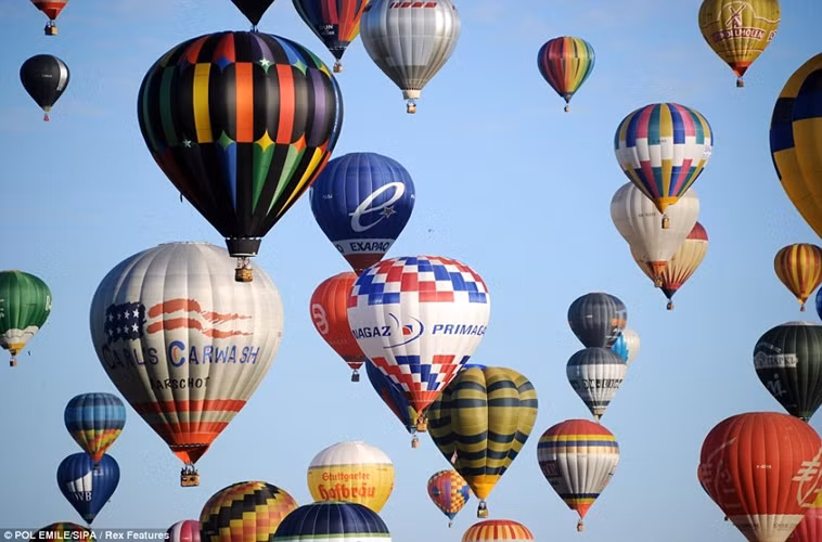 Có tới 408 khinh khí cầu đu màu sắc tham gia lễ hội này.