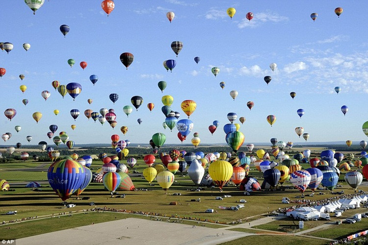 Lễ hội khinh khí cầu quốc tế Lorraine Mondial được tổ chức 2 năm một lần, với sự tham dự của những người điều khiển khinh khí cầu đến từ khắp nơi trên thế giới.