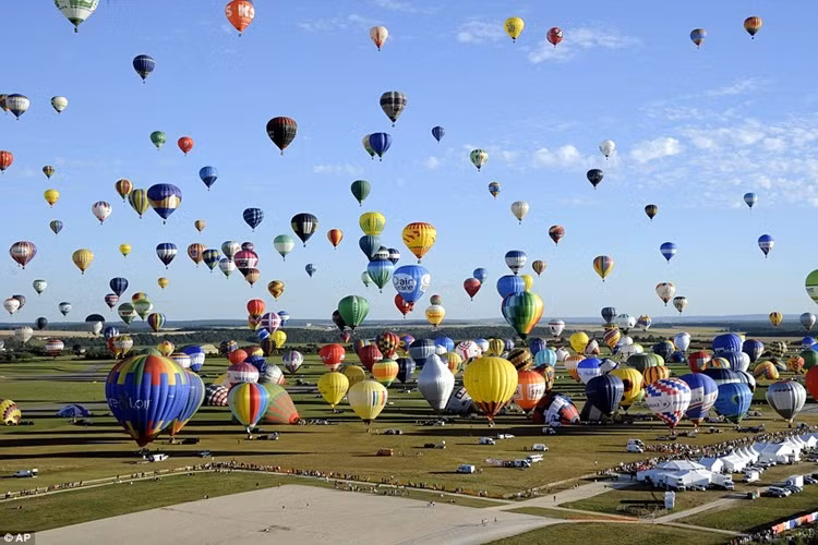 Lễ hội khinh khí cầu quốc tế Lorraine Mondial được tổ chức 2 năm một lần, với sự tham dự của những người điều khiển khinh khí cầu đến từ khắp nơi trên thế giới.