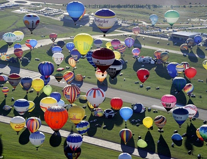 Tham dự lễ hội là các khinh khí cầu đủ mọi kích cỡ và màu sắc khác nhau.