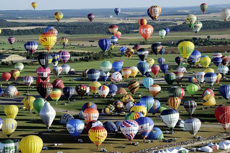 Đây là lễ hội lớn với sự tham gia của khinh khí cầu đủ loại kích cỡ, màu sắc.