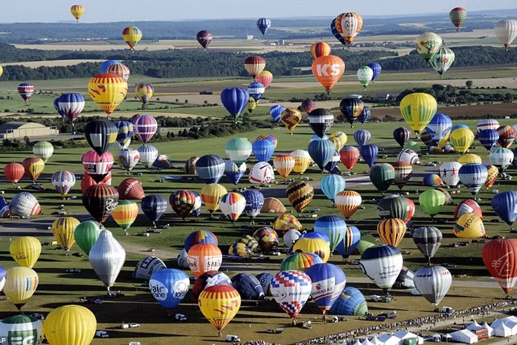 Đây là lễ hội lớn với sự tham gia của khinh khí cầu đủ loại kích cỡ, màu sắc.