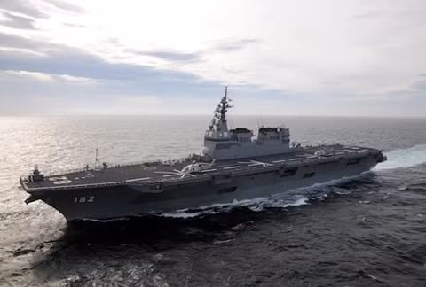 Một khu trục hạm trực thăng hiện đại của Nhật Bản.