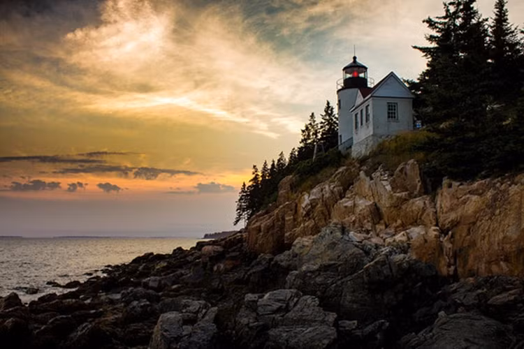 Ngọn hải đăng Bass Harbour, núi Desert Island, Mỹ.