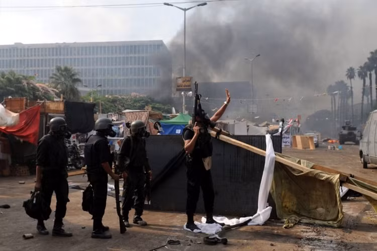 Hàng nghìn cảnh sát đã được huy động tham gia đợt trấn áp biểu tình ngồi này và nhiều đơn vị khác đang được điều về thủ đô Cairo.