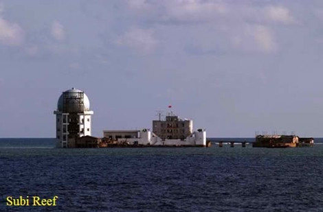 Căn cứ Đá Subi có súng phòng không, bức tường bảo vệ và một trạm radar vòm hiện đại.