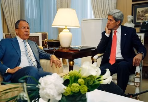 Ngoại trưởng Mỹ John Kerry (phải) trao đổi ý kiến với Ngoại trưởng Nga Sergei Lavrov.