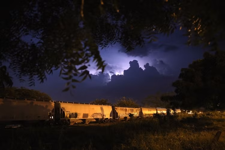 Đón họ ở Mexico là một đêm mưa gió bão bùng.