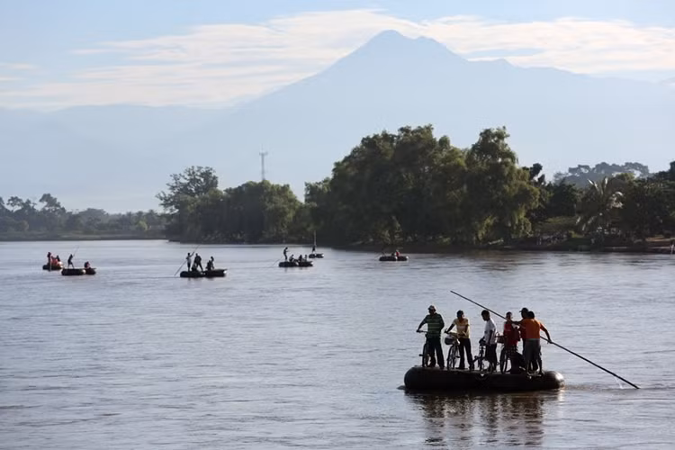 Hàng nghìn người dân Trung Mỹ vượt sông Suchiate vào Mexico ngày 2/8/2013, với hy vọng đến nhập cư ở Mỹ..