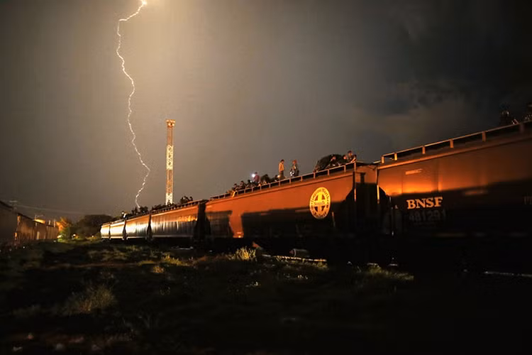 Một đêm mưa gió bão bùng đang chờ đón họ.