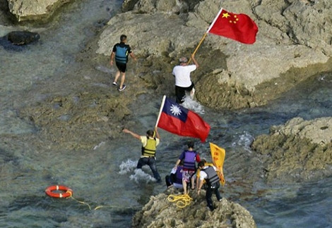 Người Đài Loan-Trung Quốc đổ bộ lên quần đảo Senkaku/Điếu Ngư.