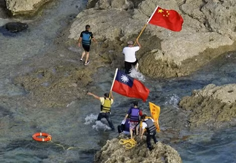 Người Đài Loan-Trung Quốc đổ bộ lên quần đảo Senkaku/Điếu Ngư.