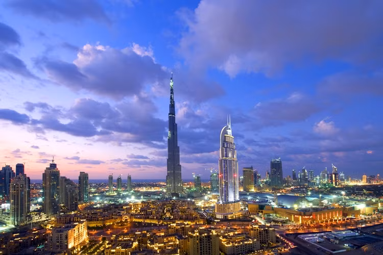 Tòa nhà cao nhất thế giới ở Dubai dường như còn cao vun vút vào lúc hoàng hôn.