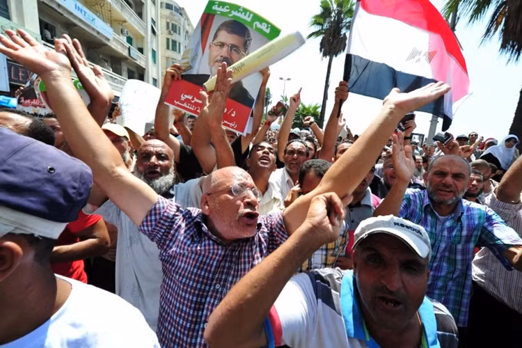 Nhưng những người Hồi giáo ủng hộ Mursi vẫn tham gia biểu tình phản đối.