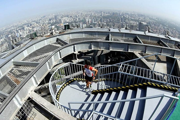 VĐV người Pháp Clement Dumont leo tổng cộng 2.041 bậc thang của tòa nhà China World Summit Wing ở Bắc Kinh.