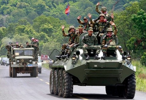 Xe bọc thép gắn đại liên xuất hiện gần thủ đô Phnom Penh.