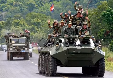 Xe bọc thép gắn đại liên xuất hiện gần thủ đô Phnom Penh.