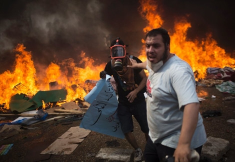 Các nước Châu Âu cũng kêu gọi chính phủ Ai Cập và phe Hồi giáo đối lập tránh bạo động leo thang...