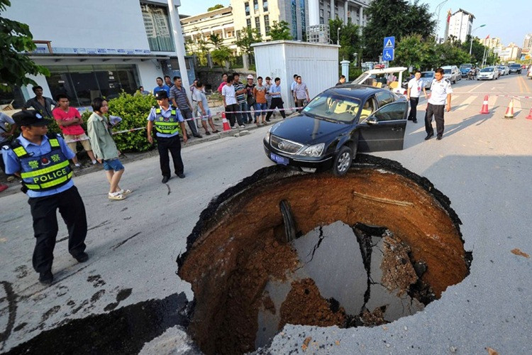 Thoát chết trong gang tấc bên "hố tử thần" ở thành phố Nam Ninh, tỉnh Quảng Tây, Trung Quốc.