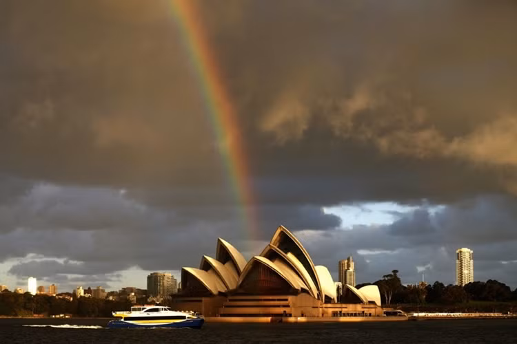 Cầu vồng độc đáo sau Nhà hát Opera nổi tiếng ở Sydney, Australia.