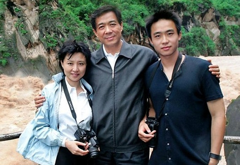 Gia đình họ Bạc: Bạc Hy Lai (giữa) cùng vợ là Cốc Khai Lai và "cậu ấm" Bạc Qua Qua