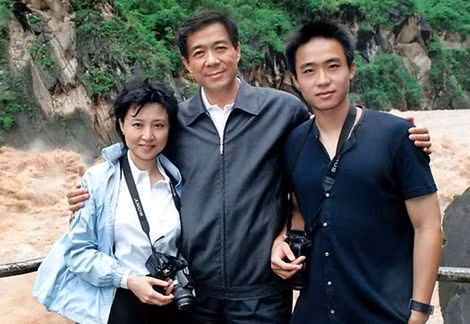 Gia đình họ Bạc: Bạc Hy Lai (giữa) cùng vợ là Cốc Khai Lai và "cậu ấm" Bạc Qua Qua