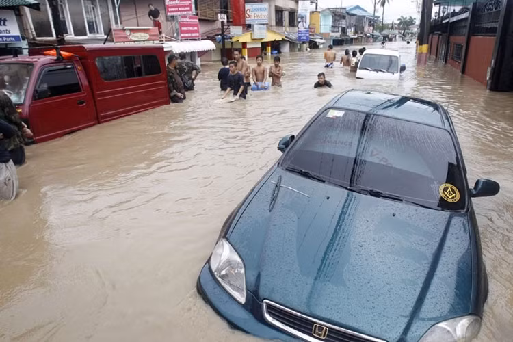 Nhiều xe cộ bị chết máy và ngập trong nước lũ.