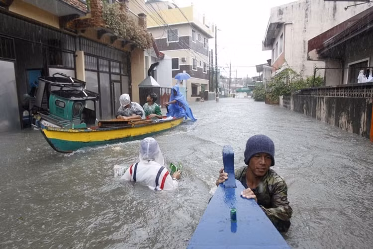 Thuyền bè trở thành phương tiện giao thông chủ lực ở những khu vực bị ngập sâu, xe cộ không thể đi lại.