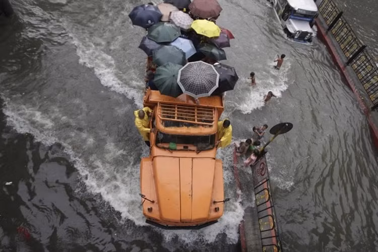 Một chiếc xe tải biến thành xe lội nước.