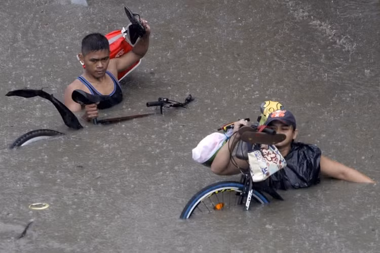 Nhiều đập chắn nước ở đảo Luzon buộc phải xả nước khiến cho khu vực hạ nguồn bị ngập nặng.