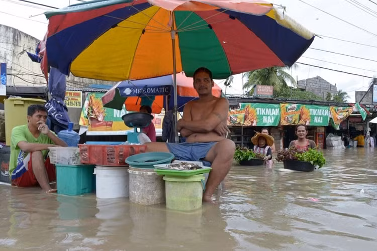 Những người bán hàng vẫn làm việc bình thường và hàng họ bán đắt như tôm tươi ở thị trấn Novaleta, cách thủ đô Manila 26 km.