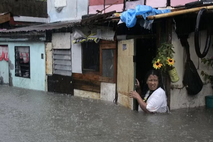 Ngập lụt đã trở thành căn bệnh kinh niên ở thủ đô Manila do nạn phá rừng đầu nguồn, do kênh rạch thoát nước bị tắc nghẽn...
