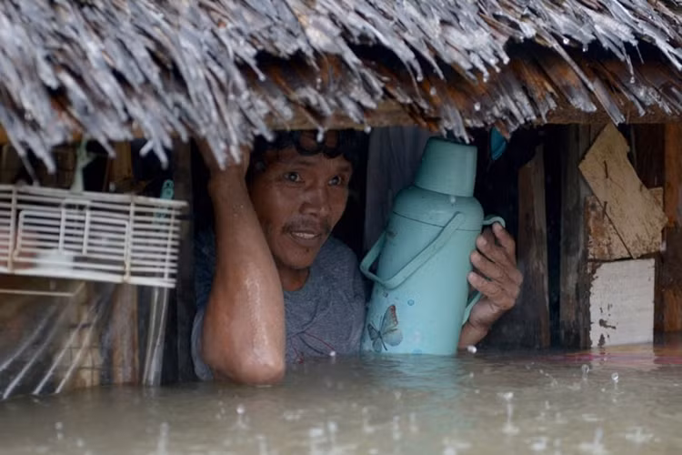 Ở nhiều nơi, nước ngập gần mái nhà, trong khi trời vẫn tiếp tục trút nước.