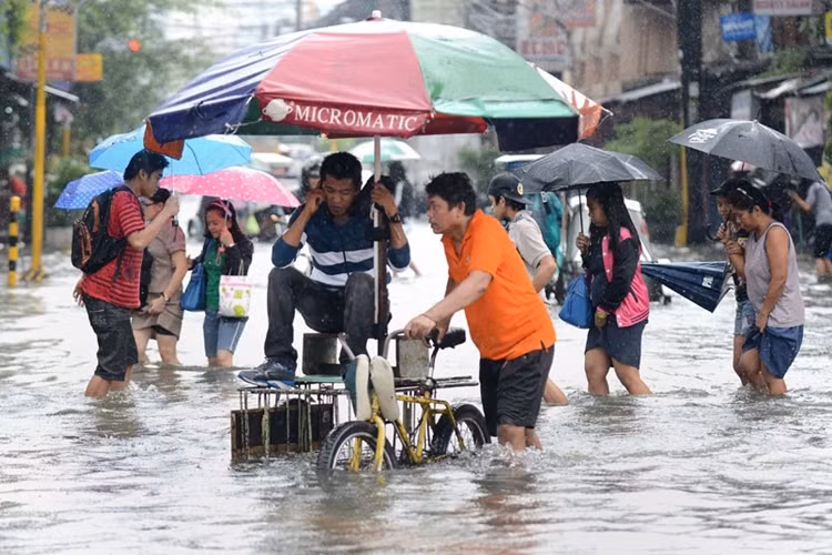 Dân chúng Manila đua nhau lội nước...