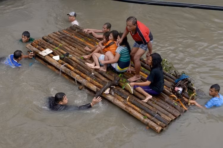 Bão Trami hoành hành ở miền Bắc Philippines và làm cho nhiều nơi ở đảo Luzon bị ngập nặn.