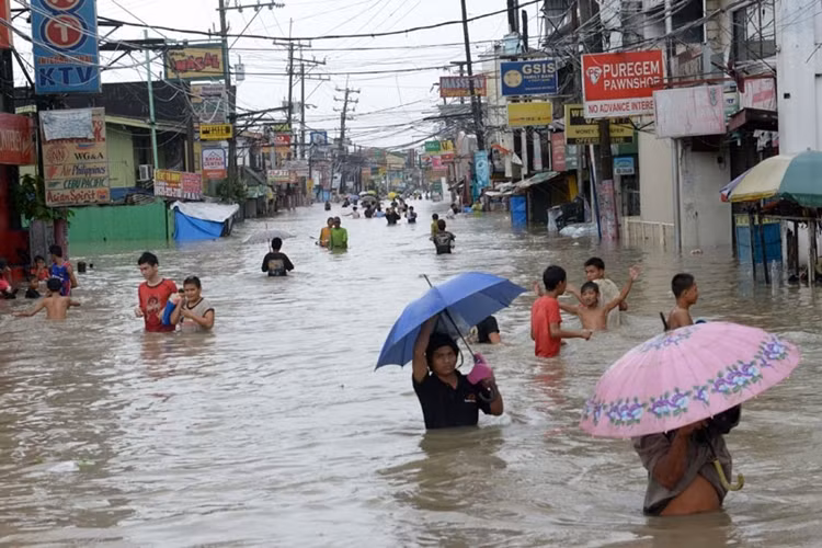 Cơ quan phòng chống thiên tai Philippines cho biết ít nhất 2 người đã chết và nhiều người khác bị mất tích. Nhiều trường học, công sở, tòa án và một số đại sứ quán bị đóng cửa.