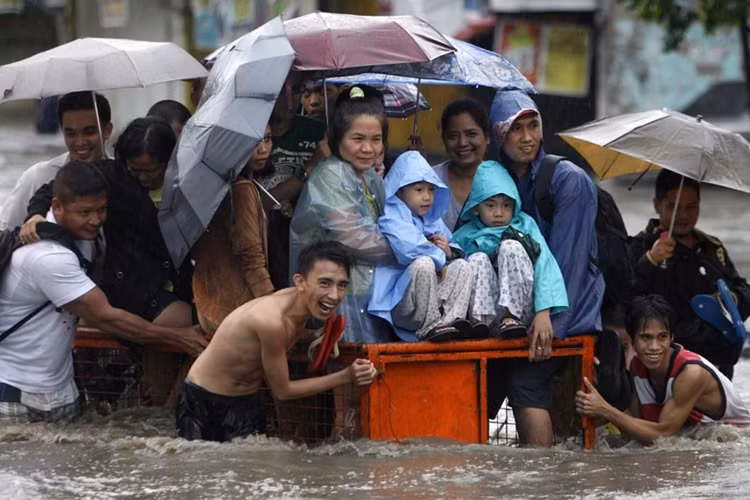 Những người dân vẫn lạc quan sống chung với lũ.