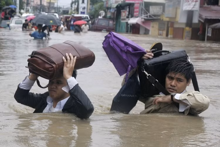 Mưa như trút nước ngày 19/8 đã khiến cho thủ đô Manila chìm ngập, khiến cho hàng nghìn gia đình phải rời bỏ nhà cửa.