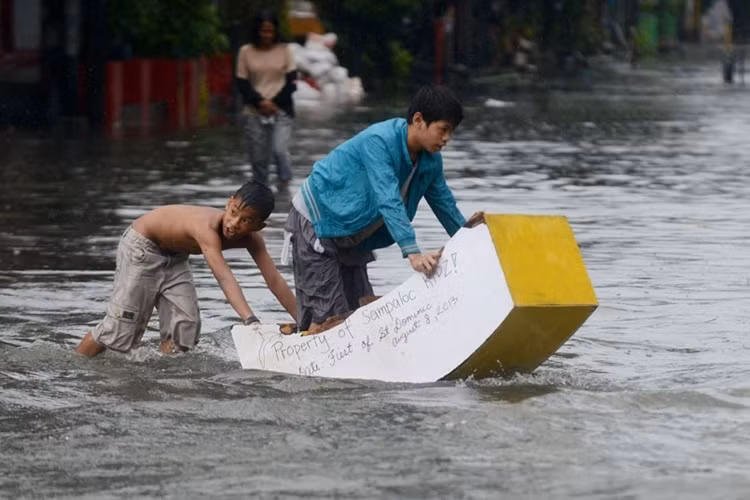 Chỉ có trẻ em được nghỉ học là thỏa sức đùa nghịch trên những con phố quen thuộc đã biến thành sông...