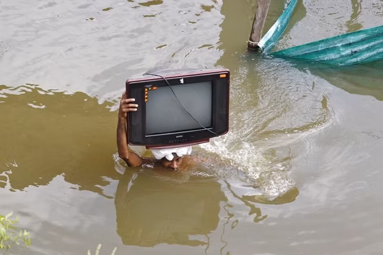 Lũ lụt khủng khiếp tại thành phố Allahabad bên sông Hằng, Ấn Độ.