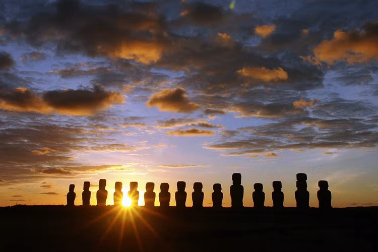 Hoàng hôn vô cảm ở Rapa Nui, Easter Island, chiếu lên những bức tượng đá cổ khổng lồ vẫn mãi mãi "trơ gan cùng tuế nguyệt".
