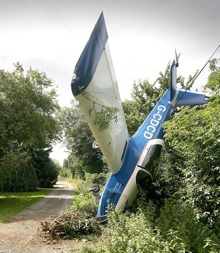 Viên phi công nghiệp dư này đã bị mắc kẹt trong chiếc máy bay thể thao 2 chỗ suốt 40 phút, trong khi cư dân địa phương hốt hoảng gọi cấp cứu.