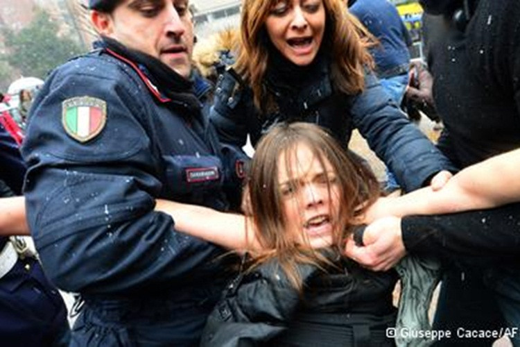 "Lắm kẻ yêu, nhiều người ghét", Silvio Berlusconi chính là cái gai trong mắt những người cánh tả và đấu tranh cho nữ quyền.